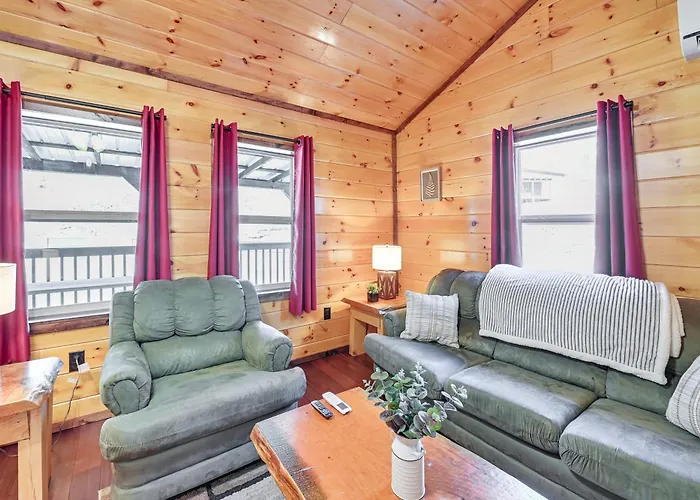 Cabin With Expansive Deck About 4 Mi To Red River Gorge!