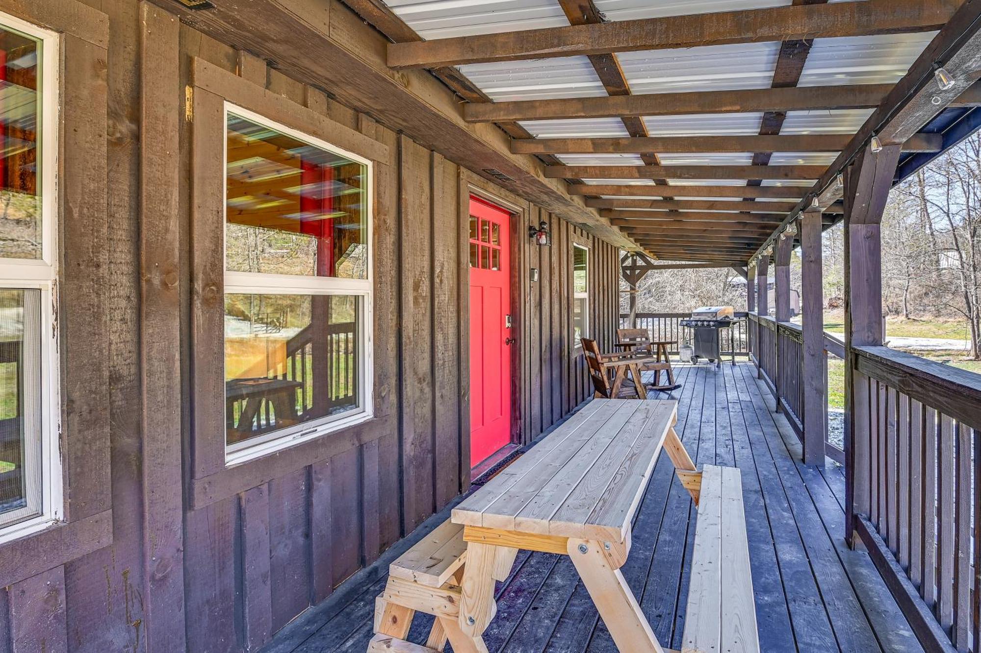 Holiday home With Expansive Deck About 4 Mi To Red River Gorge!