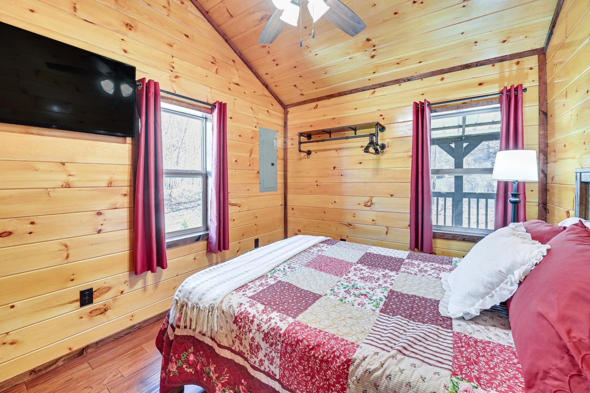With Expansive Deck About 4 Mi To Red River Gorge!