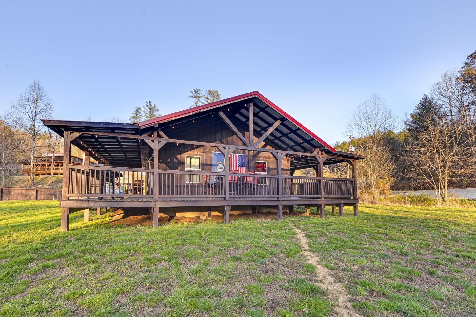 Holiday home With Expansive Deck About 4 Mi To Red River Gorge!