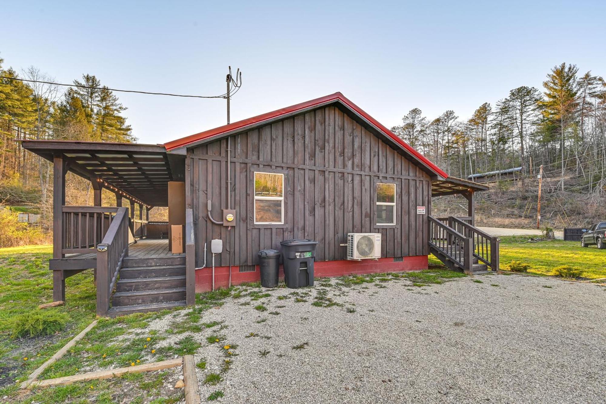 With Expansive Deck About 4 Mi To Red River Gorge! Holiday home Rogers
